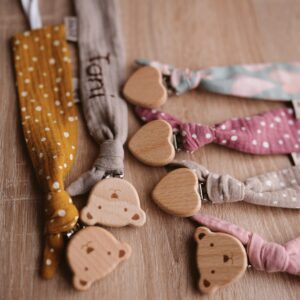 Nena Dolls vezica za dudu s mekanim, ručno rađenim detaljima, sigurna za bebe i praktična za svakodnevnu upotrebu.